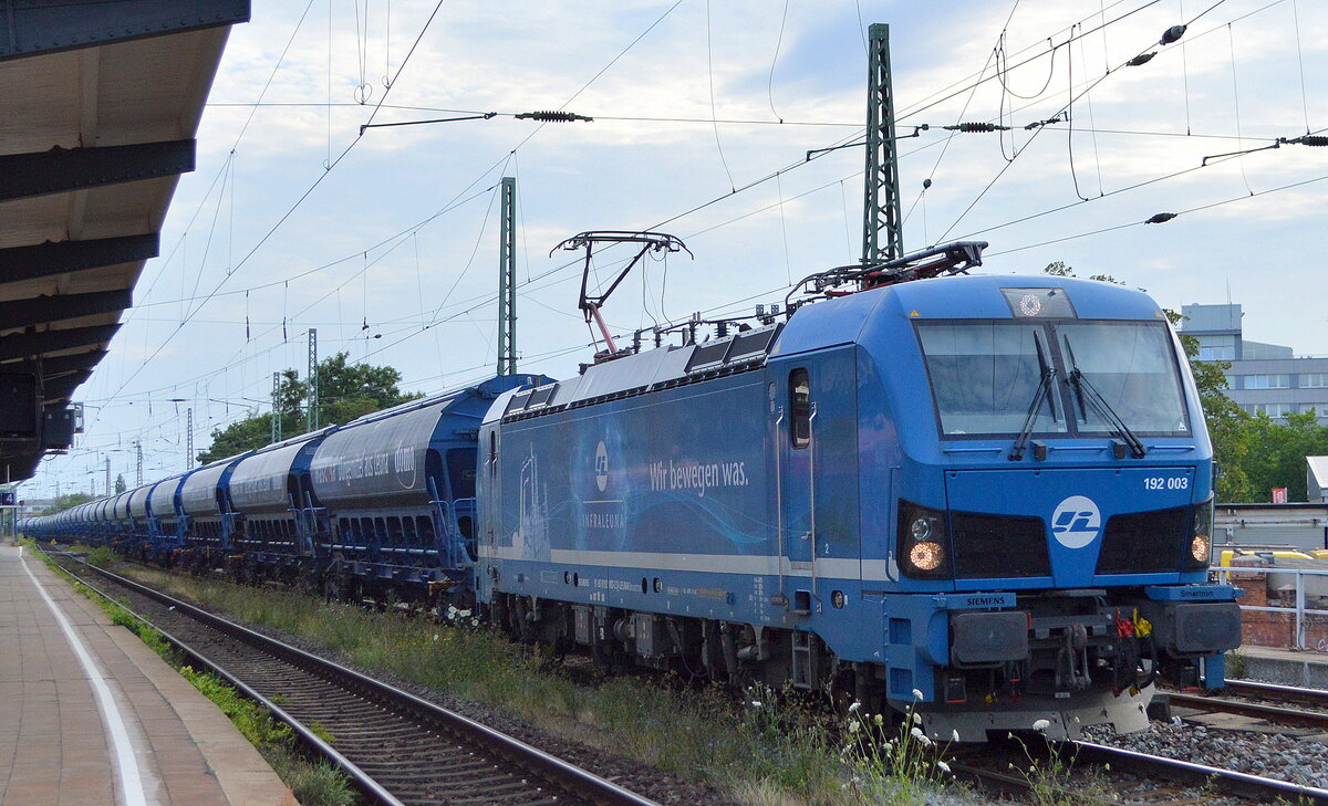 InfraLeuna GmbH, Leuna [D] mit  192 003  [NVR-Nummer: 91 80 6192 003-2 D-LEUNA] und einem Ganzzug Schüttgutwagen mit Schwenkdach (Düngemittel aus Leuna) am 05.07.22 Vorbeifahrt Bahnhof Magdeburg-Neustadt.