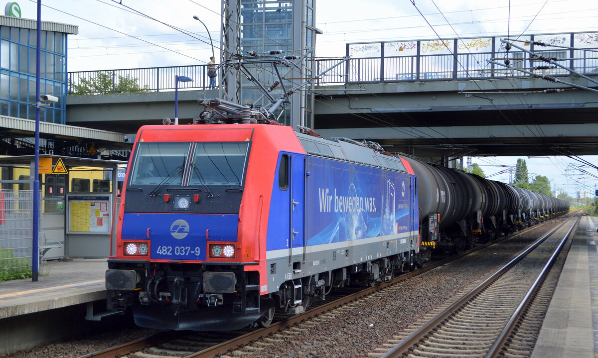 InfraLeuna Infrastruktur- and Service GmbH, Leuna [D]  mit  482 037-9  [NVR-Number: 91 85 4482 037-9 CH-SBBC] und Kesselwagenzug (Ethanol) am 03.08.21 Durchfahrt Bf. Berlin Hohenschönhausen.