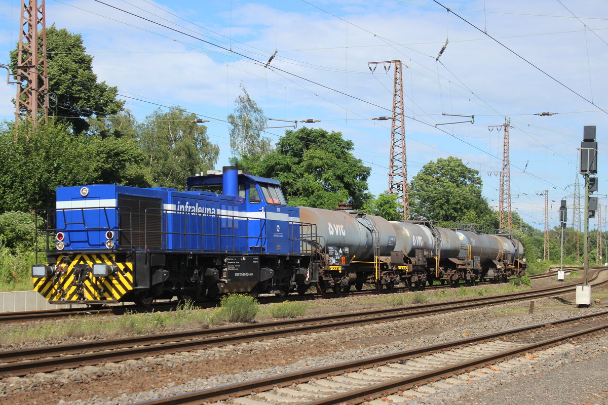 Infraleuna mit einen kurzen Kesselwagenzug auf der Hamm-Osterfelder bei dem alten Stellwerk in Recklinghausen-Ost auf dem weg nach Duisburg-Hamborn