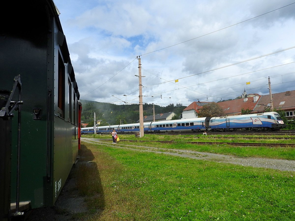  Inmitten des Bahnzeitalters  befinden sich wohl diese beiden Damen,während im Vordergrund eine Wagengruppe der GTB betrachtet wird, braust im Hintergrund der Ski Austria-RailJet vorbei; 170603