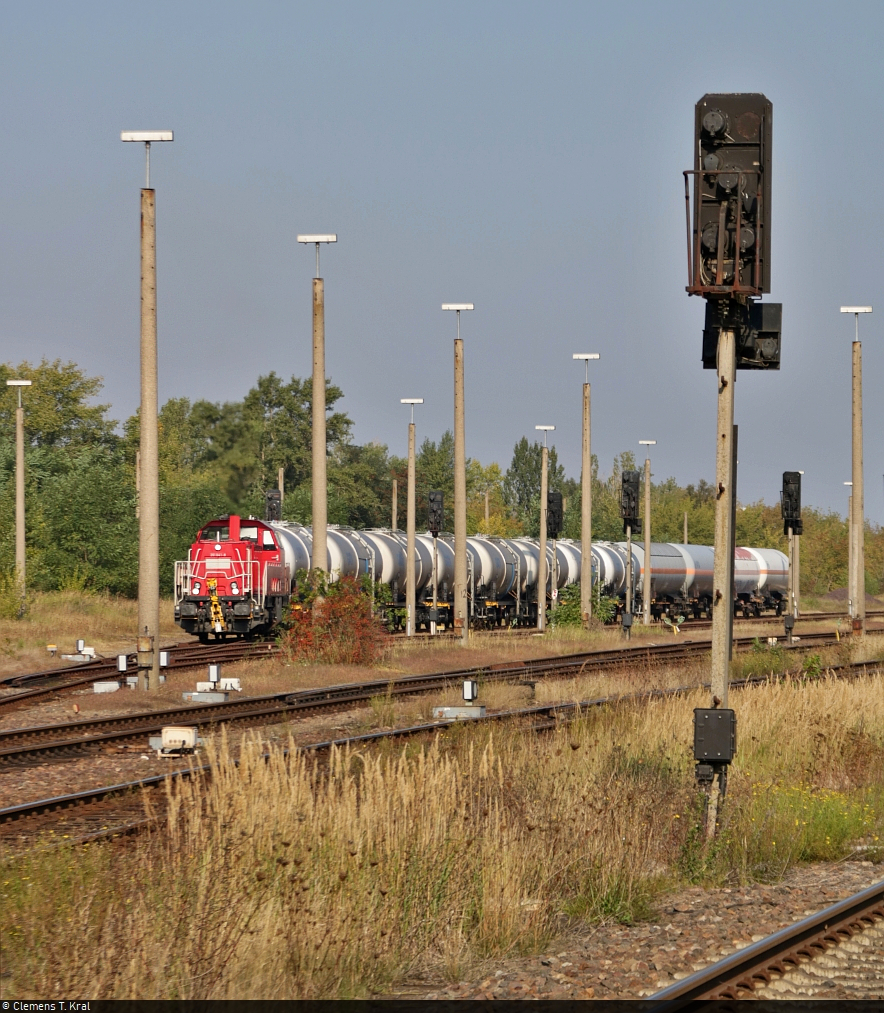 Inmitten des Masten-Gewirrs macht sich im Bahnhof Baalberge ein Kesselzug mit 261 041-8 (Voith Gravita 10 BB) zur Abfahrt bereit.
Das Foto entstand vom Bahnsteig 2/3.

🧰 DB Cargo
🕓 14.9.2021 | 10:03 Uhr