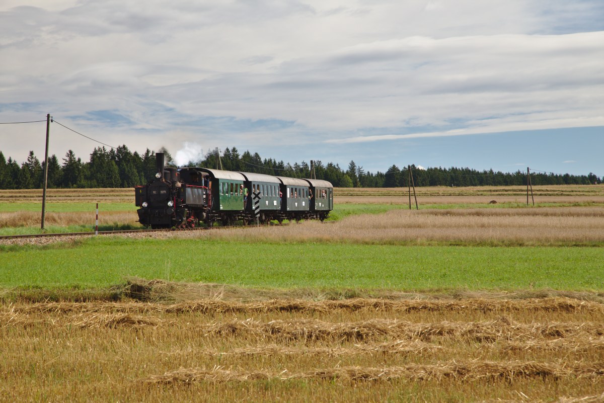 Inmitten der Felder des Waldviertels ist die 92.2271 des MLV mit ihrem Zug zum Kräuterfest in Sprögnitz unterwegs. (15.08.2014)