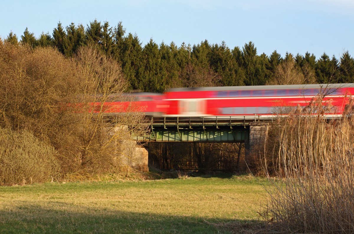 Inmitten der ungestörten Natur zwischen Markt Schwaben und Ottenhofen wurde am 27.03.14 ein Doppelstockzug von München nach Mühldorf fotografiert. 