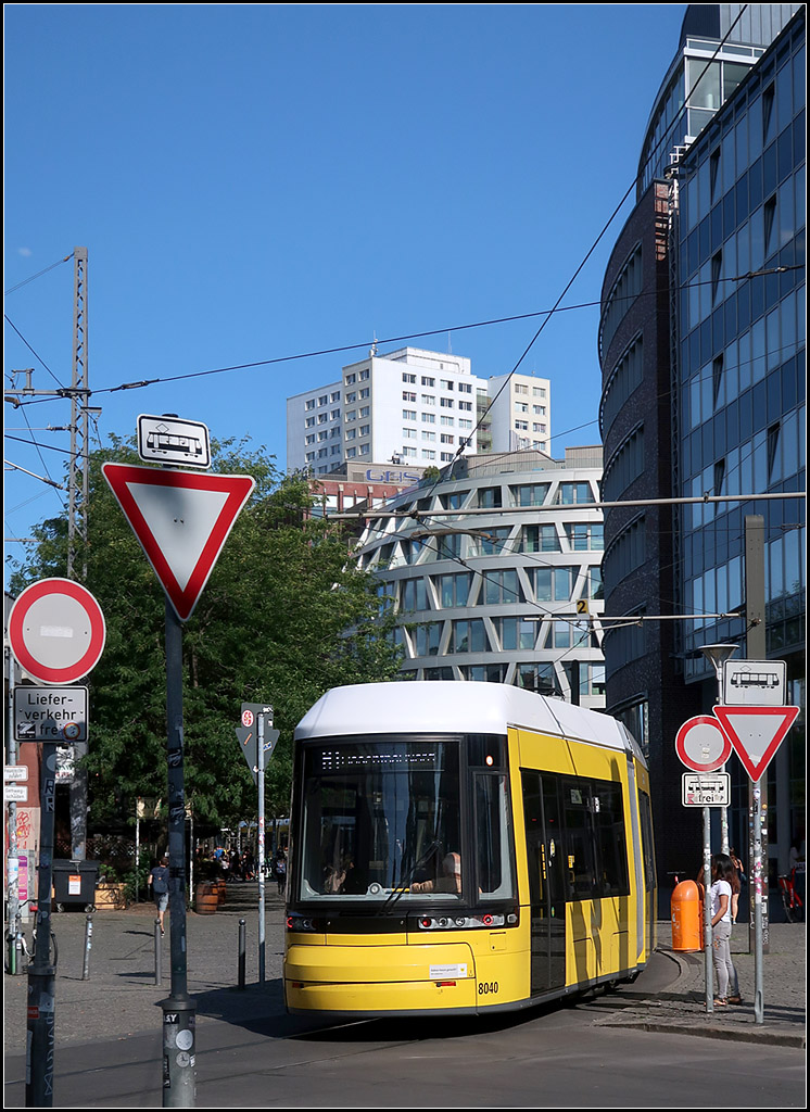 Inmitten Verkehrsschilder -

Am S-Bahnhof Hackescher Markt ist die Flexity Berlin Tram auf dem Henriette-Herz-PatzPlatz unterwegs.

19.08.2019 (M)
