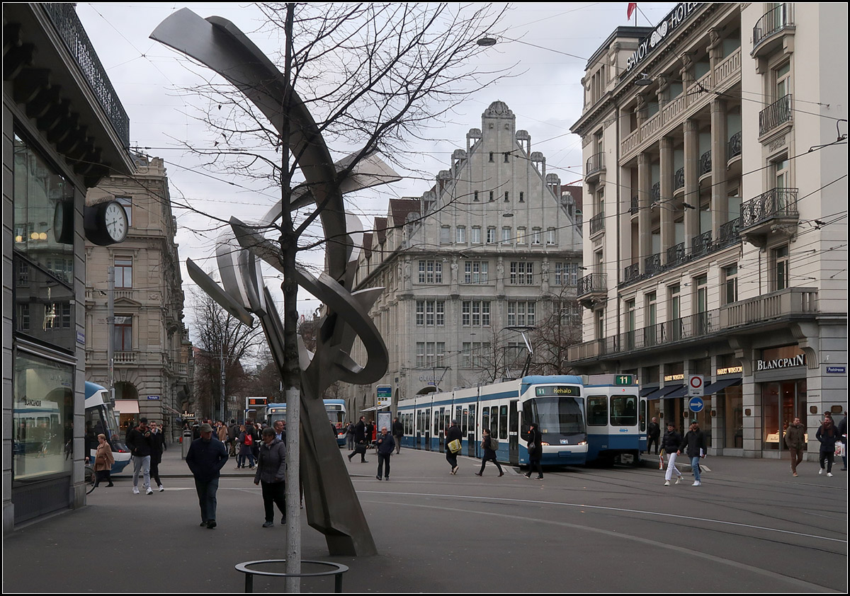Inmitten Zürichs -

Tram-Umsteigestation Paradeplatz -

12.03.2019 (M)