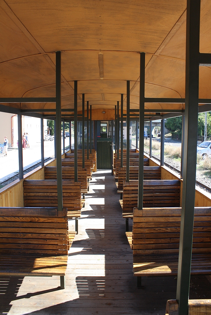 Innenansicht des 2.Klasse Wagen NY 06-413 der Kir�lyr�ti Erdei Vas�t, aufgenommen am 07.September 2013 im Bf. Kismaros.

