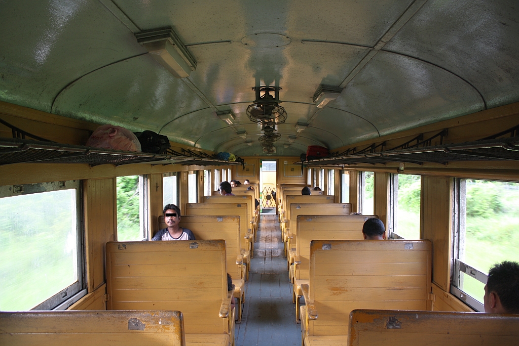 Innenansicht des บชส. 174 (บชส. =BTC./Bogie Third Class Carriage),aufgenommen am 19.Mai 2013 wärend der Fahrt mit dem ORD 445 zwischen den Bf. Thung Kha und XXX: