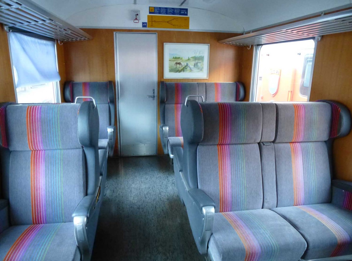 Innenansicht des Erst-Klasseabteils des TMR ABDe 537 509-2 am 31.01.2014 in Orsières. 