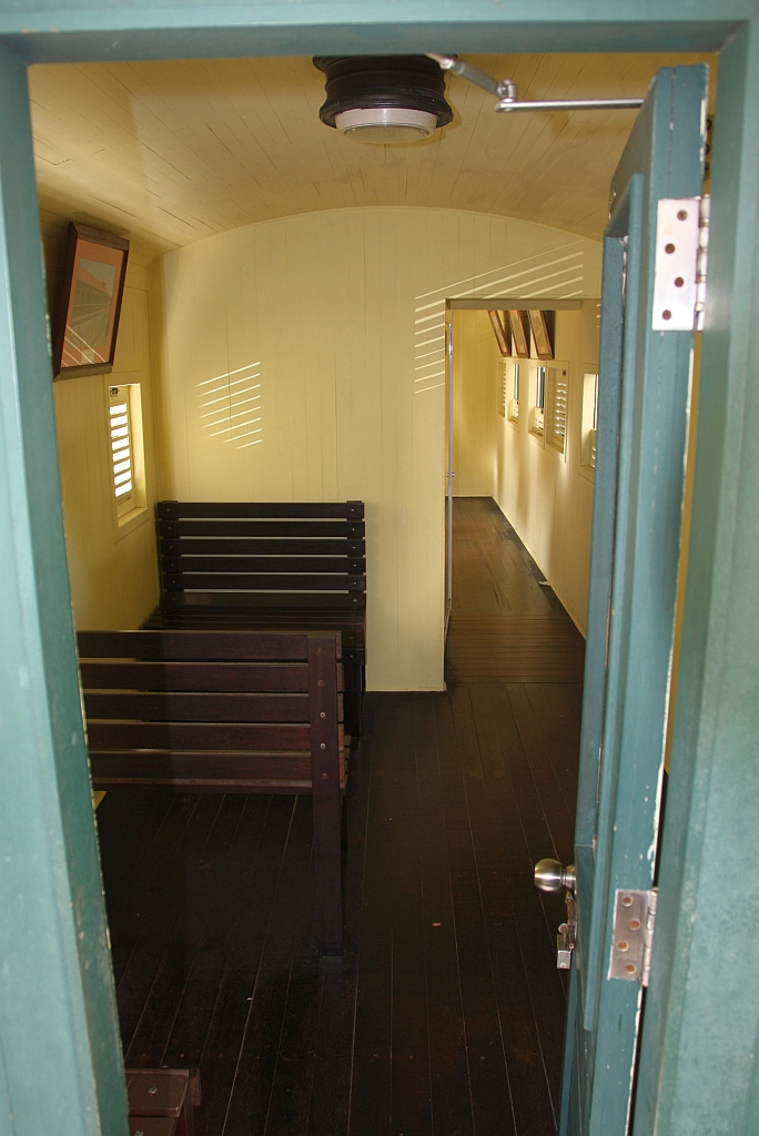 Innenansicht des, im Muzium Sabah in Kota Kinabalu ausgestelltem ehemalige NBR Holzkastenwagen 1. und 2. Klasse FB 61/SP 61 (Hersteller: Alexander Penney & Co. Engineers, England; Baujahr: 1912). - Bild vom 09.Februar 2025.