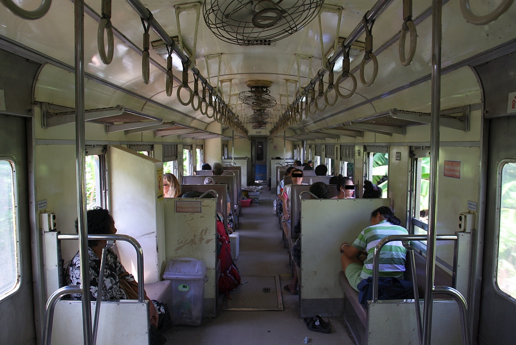 Innenansicht des NKF 1207 (1A'2', dh, Nippon Sharyo, Bauj.1985), aufgenommen am 04.Juni 2018 in der Mahachai Station.