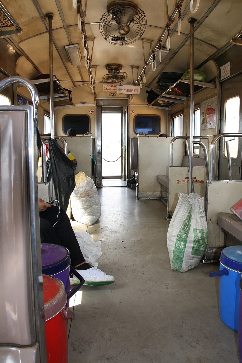 Innenansicht des NKF 1233 (1A'2', dh, Fuji Heavy Industries, Bauj.1985), aufgenommen am 14.Mai 2017 während der Fahrt mit dem ORD 281 zwischen den Stationen Phrong Akas und Bang Nam Prieo am 14.Mai 2017. Die im Bild links und rechts erkennbaren Behältnisse dienen den fliegenden Händlern als Lager für Speisen und Getränke welche Sie dann, durch den Zug gehend, während der Fahrt anbieten.