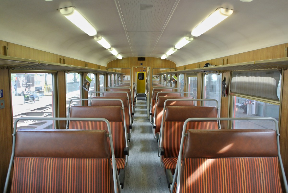 Innenansicht des RBDe 566 I Zwischenwagens B 508, Burgdorf, 21.09.2013. Trotz ihres Alters sind diese Wagen noch sehr ansprechend und komfortabel. Lange stehen sie jedoch nicht mehr im Einsatz.