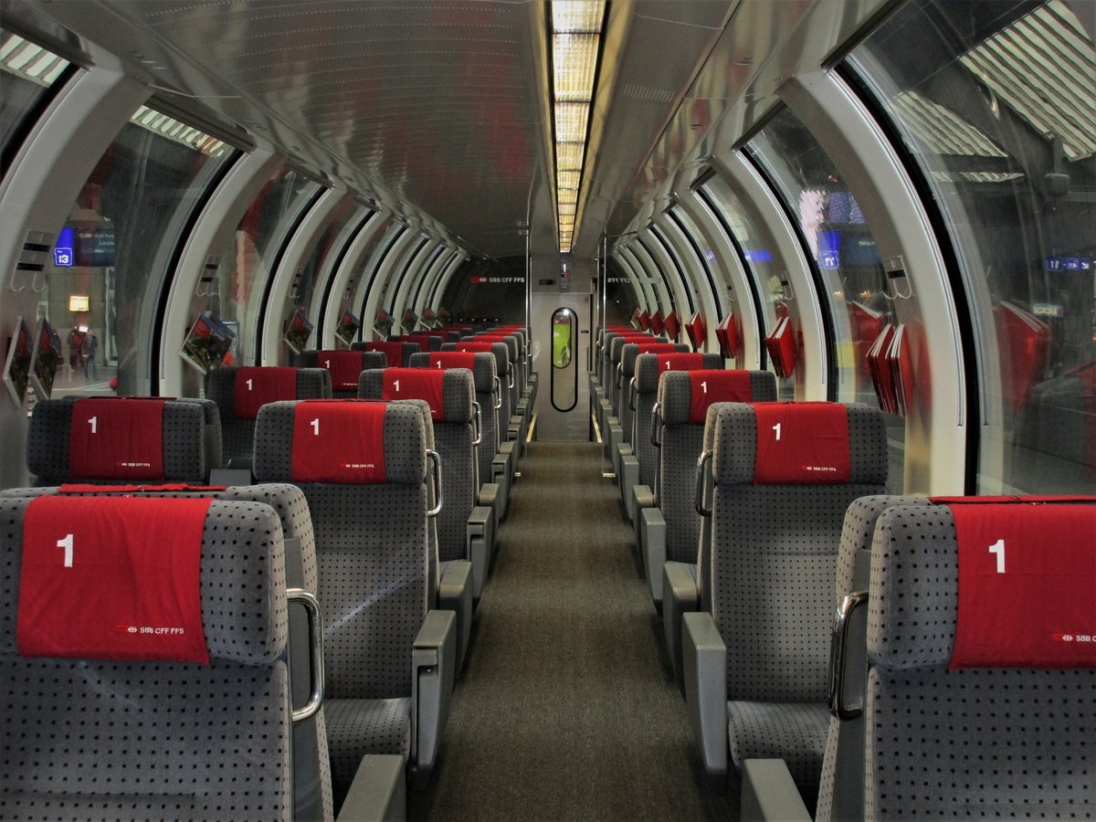 Innenansicht des SBB  Gotthard Panoramawagen  Apm 19-90 104-4 auf Gleis 12 im Zürich HB. (6. Dezember 2017)