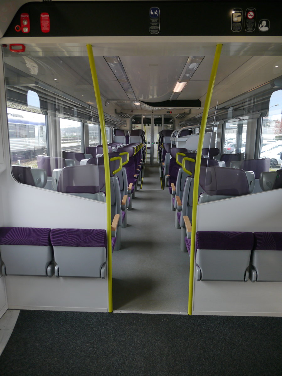 Innenansicht des SNCF-B85905M. Der bimodale Triebzug des Typs Régiolis mit Intercités-Austattung wurde 2015 von Alstom für den Einsatz bei TER-Haute-Normandie gebaut und am 09.09.2015 in Dienst gestellt. Er ist 4-teilig (M=Moyenne=Mittellang) ausgeführt. 

30.03.2016 Dieppe