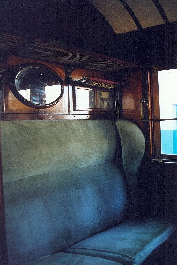 Innenansicht des SNCFT YA-5111 am Morgen des 29.Dezember 2001 im Gare de Metlaoui. Der Wagen ist Teil des Touristenzuges  Lézard Rouge  (französisch Rote Eidechse) und war ursprünglich im Besitz des Bey von Tunis. (Fotoscan)