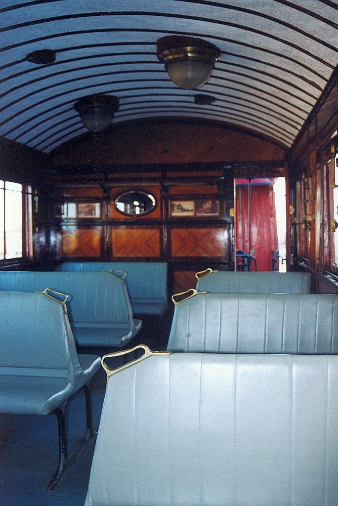 Innenansicht des SNCFT YA-5111 am Morgen des 29.Dezember 2001 im Gare de Metlaoui. Der Wagen ist Teil des Touristenzuges  Lézard Rouge  (französisch Rote Eidechse) und war ursprünglich im Besitz des Bey von Tunis. (Fotoscan)