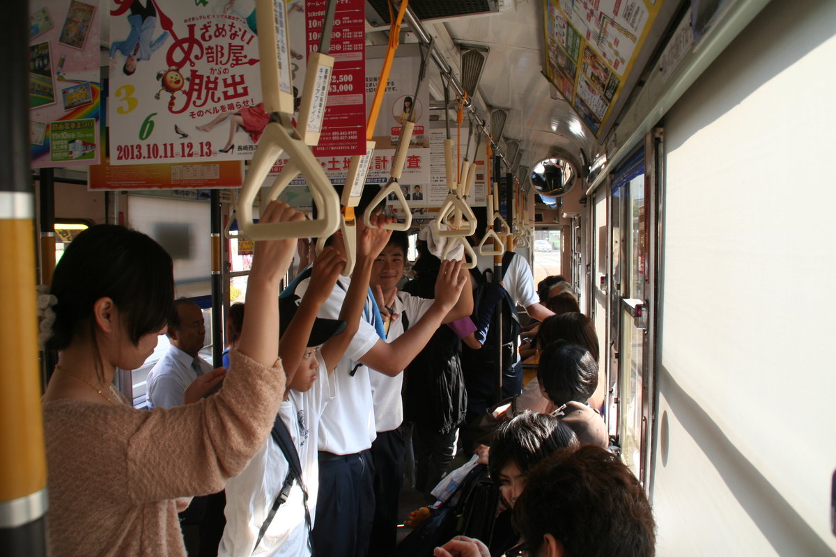 Innenansicht der Straßenbahn Linie 1 in Nagasaki/Kyushu/Japan, fotografiert am 21.09.2013. 