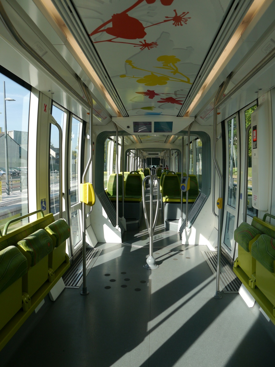 Innenansicht von Tram IRIGO-1005 der 2011 neu eröffneten Straßenbahn in Angers. Die Fahrzeuge des Typs Alstom Citadis 302 gehören zur zweiten Generation der Citadis-Bahnen. 2014-09-16 Angers-Roseraie 