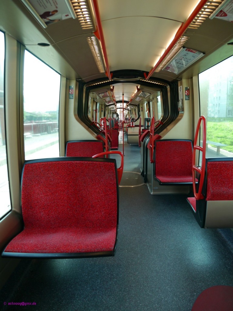 Innenansicht der Tram T2C-19 vom Typ Translohr-STE4.
Die Fahrzeuge sind mit 2,2m Briet recht schmal, womit sie etwas günstiger wurden. Dies ist nicht grundsätzlich systemimmanent sondern so bestellt, auch wenn die Gummitram ansonsten durchaus kritisiert wird. 
Seit 2006 gibt es in Clermont-Ferrand wieder eine  Straßenbahn. Am Sitz des weltgrößten Reifenherstellers Michelin fährt diese aber nicht auf Schienen. sondern auf Gummirädern (vom wem wohl?).Die Tram vom Typ Translohr ist aber spurgebunden und hat eine zentrale Führungsschiene, die auch der Spurführung dient. Sie wird ansonsten wie eine normale Tram gefahren und benötigt auch Weichen an der Schiene zum Abzweigen.
2014-07-26 Clermont-Ferrand
