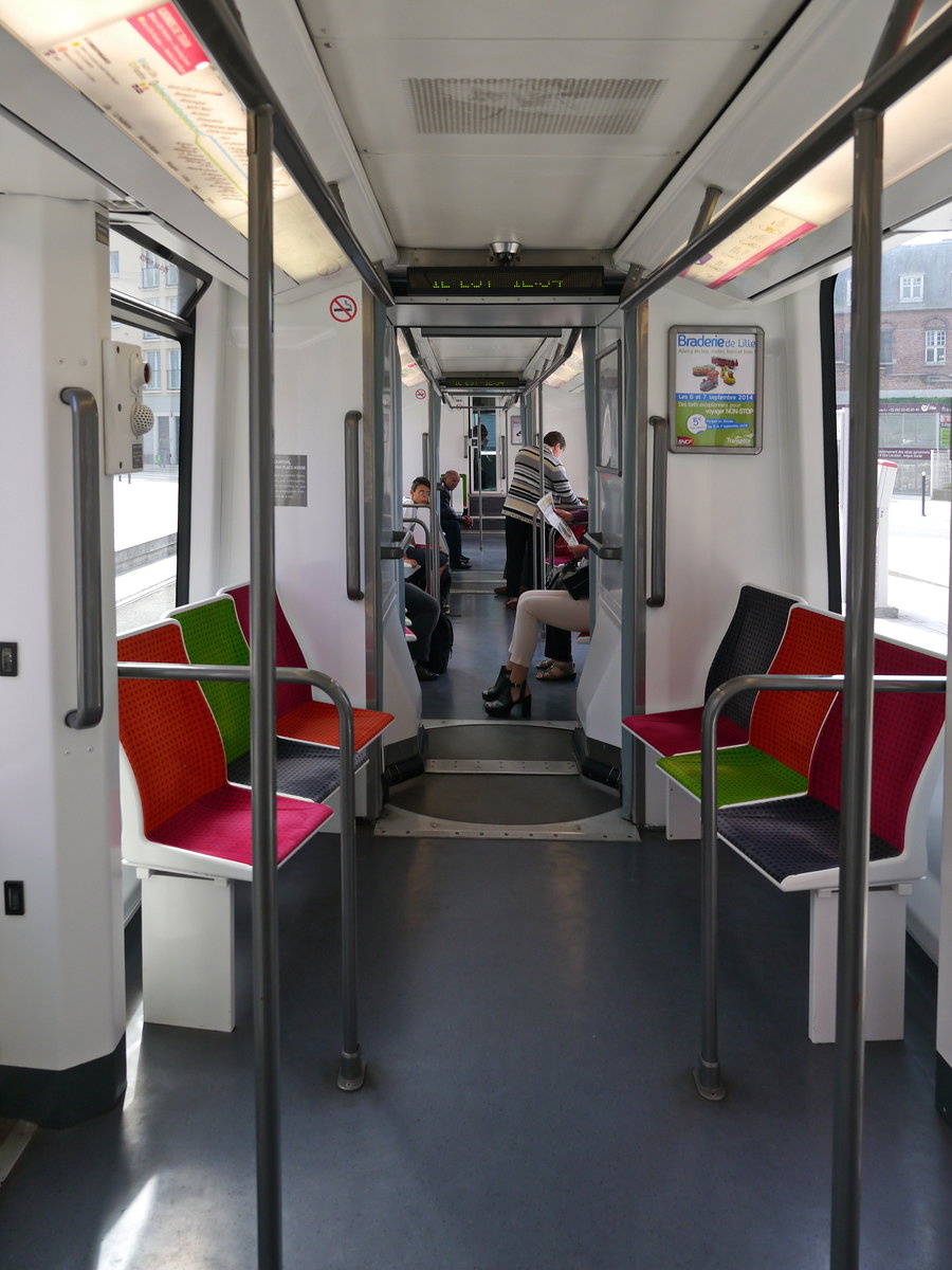 Innenansicht von Tram Transpole 10 der meterspurigen Tram Lille-Roubaix-Tourcoing.
Der 1994 von Breda gebaute Triebwagen des Typs VLC ist hier in der 2014 aktuellen Modernisierung zu sehen.
Die meterspurige Überlandstraßenbahn von Lille nach Roubaix und Tourcoing, die nach ihrem Gründer Alfred Mongy auch als Mongy bekannt ist, wurde 1909 eröffnet.

2014-09-01 Tourcoing