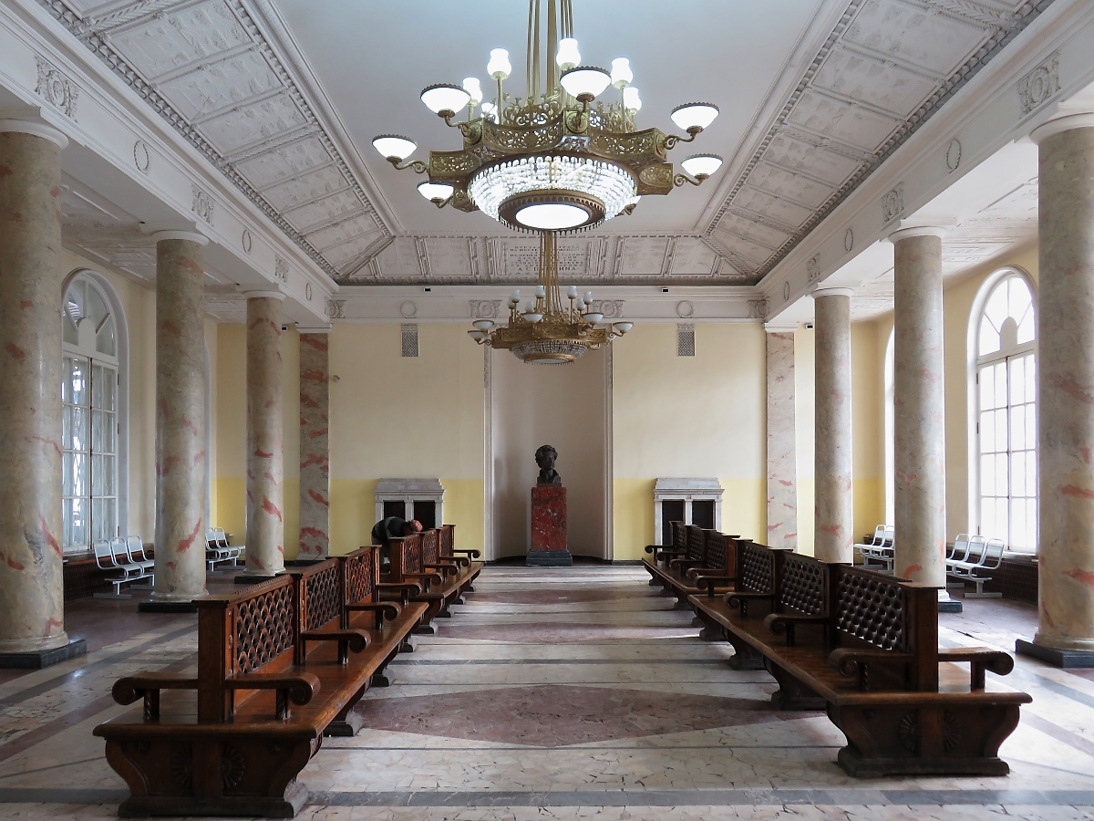 Innenaufnahme des prächtigen Wartesaals des Bahnhofs Царское Село (Zarskoje Selo), bei St. Petersburg, 27.8.17