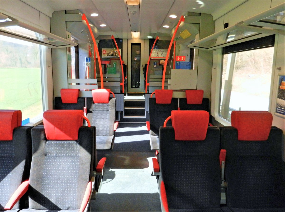 Inneneinrichtung 1. Klasse des RABe 522 214 als S3 von Basel SBB nach Porrentruy - 29.02.2012