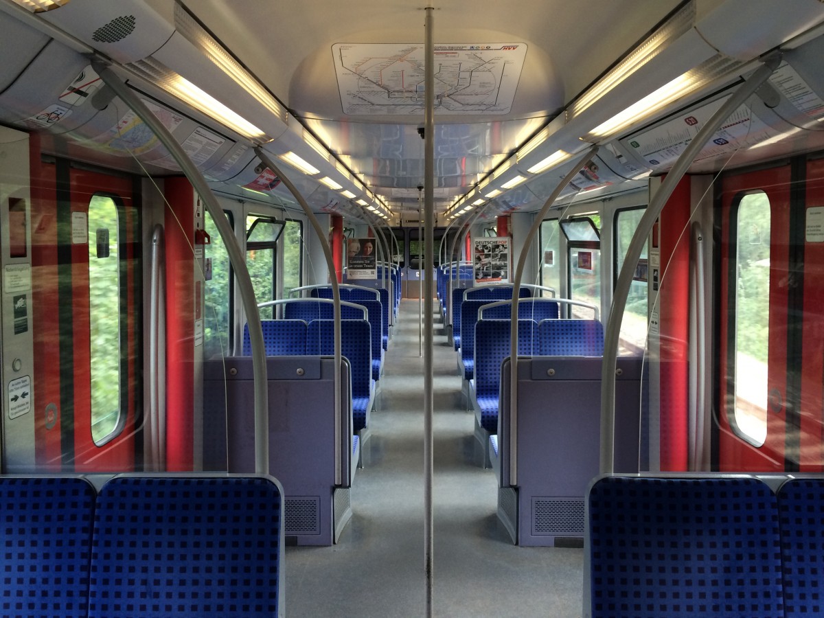 Innenleben eines Endwagens der S-Bahn Hamburg (Baureihe 474) auf der Fahrt nach Wedel.