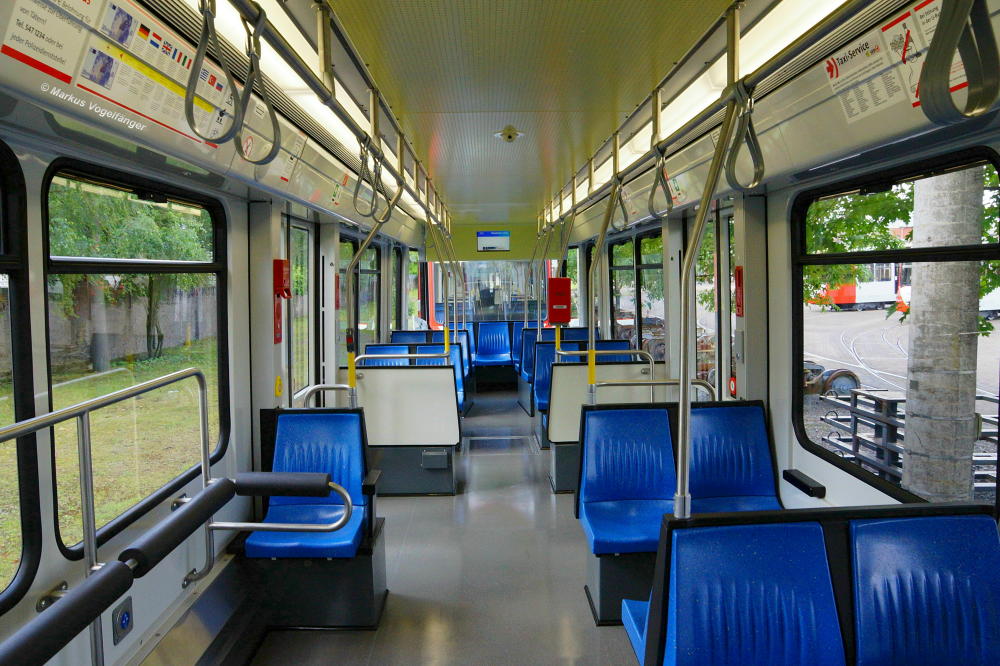 Innenraum des modernisierten B-Wagen 2422 bei der offiziellen Präsentation und Übergabe in den Liniendienst am 13.05.2014.