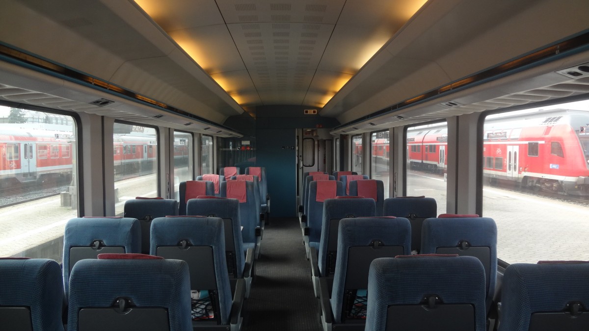 Innenraum eines Bpmbdzf 296.3, Nummer 73 80 80-91 306-9, der noch nicht modernisiert wurde. Aufgenommen in Nürnberg, Ende Juli 2014.