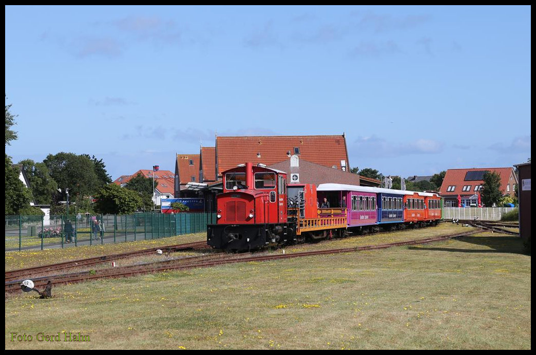 Innerhalb des noch eingezäunten BW und Bahnhof Bereichs verlässt hier Schoema Lok 1 mit einem Personenzug den Inselbahnhof Langeoog.