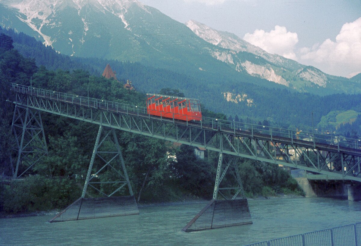Innsbruck Hungerburg-Standseilbahn__Innbrücke bei der Talstation neben der Rotunde nahe Mühlauer Brücke, bis 2005 in Betrieb.__10-08-1972