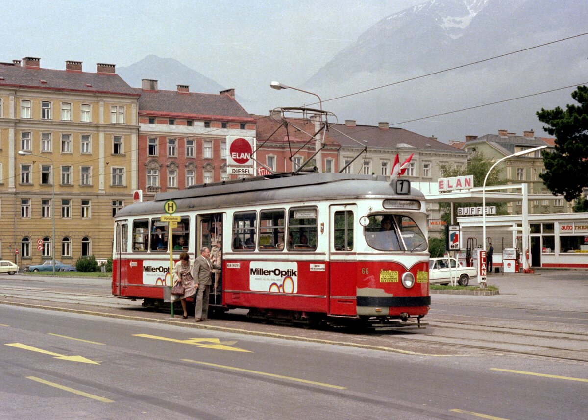Innsbruck IVB SL 1 (Großraumtriebwagen 66 (Lohnerwerke/ELIN 1960, 1992 verschrottet)) Anton-Melzer-Straße am 14. Juli 1978. - Scan eines Farbnegativs. Film: Kodak Kodacolor II. Kamera: Minolta SRT-101.