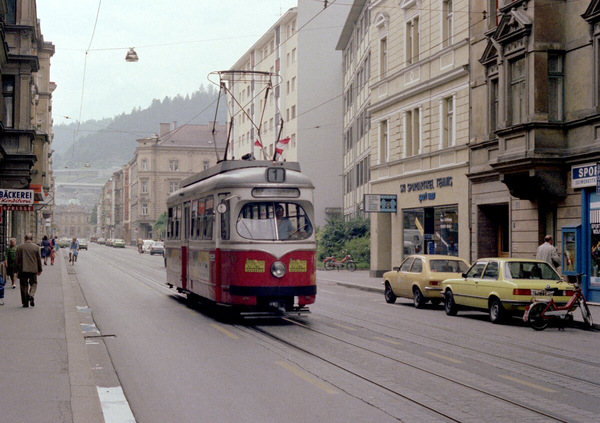 Innsbruck IVB SL 1 (Großraumtriebwagen 63 (Lohnerwerke/ELIN 1960, 1992 verschrottet)) Andreas-Hofer-Straße am 14. Juli 1978. - Scan eines Farbnegativs. Film: Kodak Kodacolor II. Kamera: Minolta SRT-101.