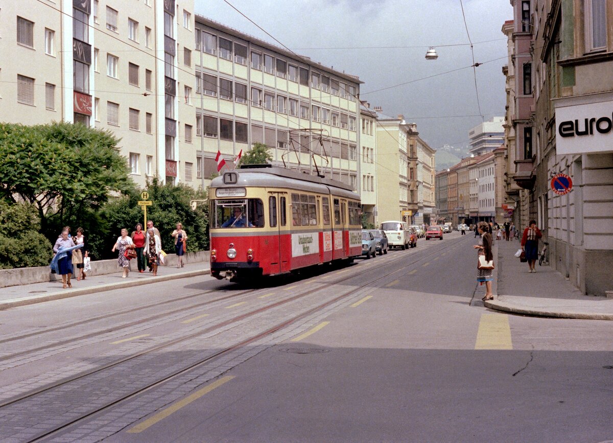 Innsbruck IVB SL 1 (GT6 85 (ex Hagen, DÜWAG/Kiepe) Andreas-Hofer-Straße / Hst. Fischerstraße am 14. Juli 1978. - Scan eines Farbnegativs. Film: Kodak Kodacolor II. Kamera: Minolta SRT-101.