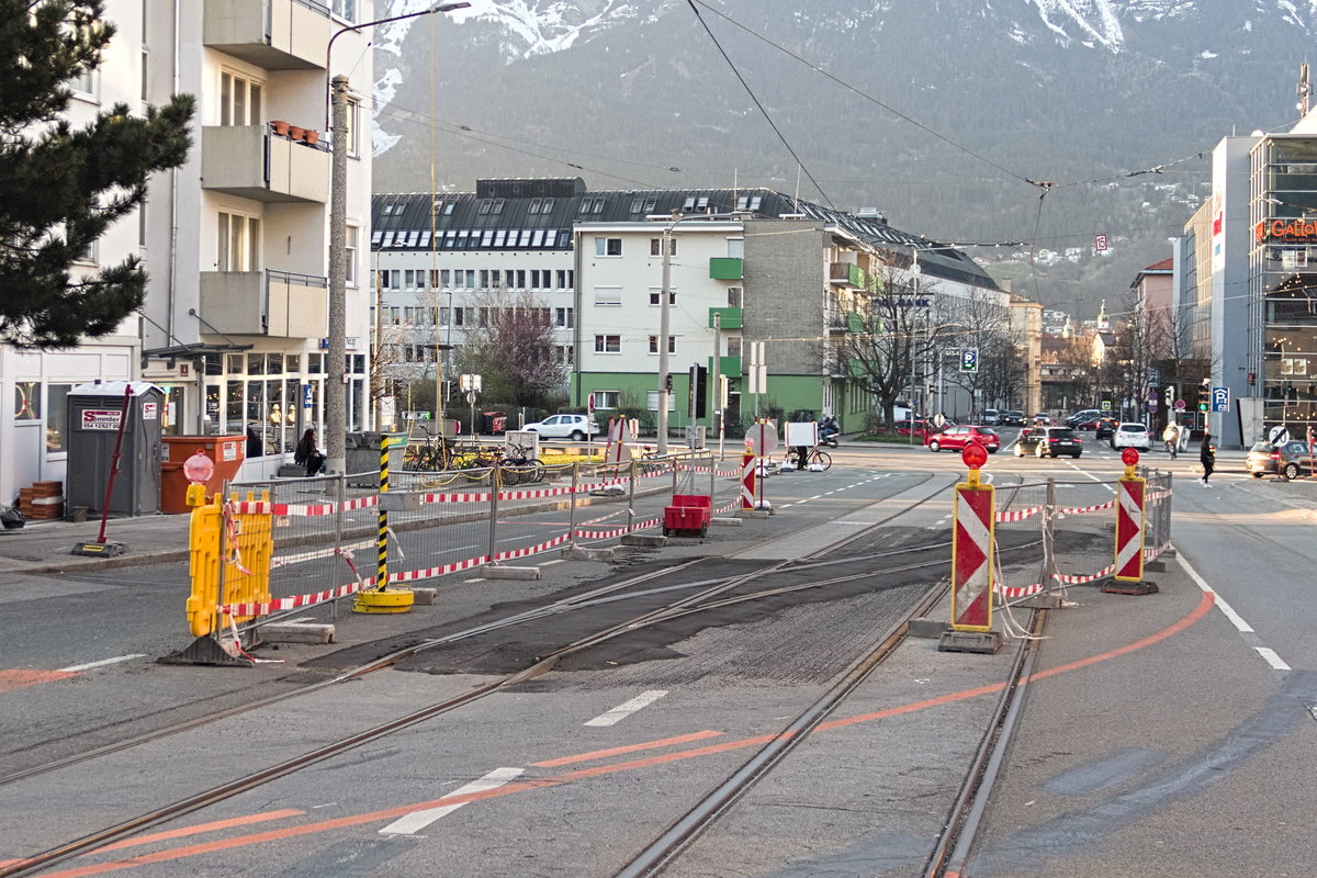 Innsbruck: Kletterweiche in der Fritz-Konzert-Straße wg. Sanierung der Konzertbrücke, die darum nur eingleisig befahrbar ist. Aufgenommen 30.3.2019.