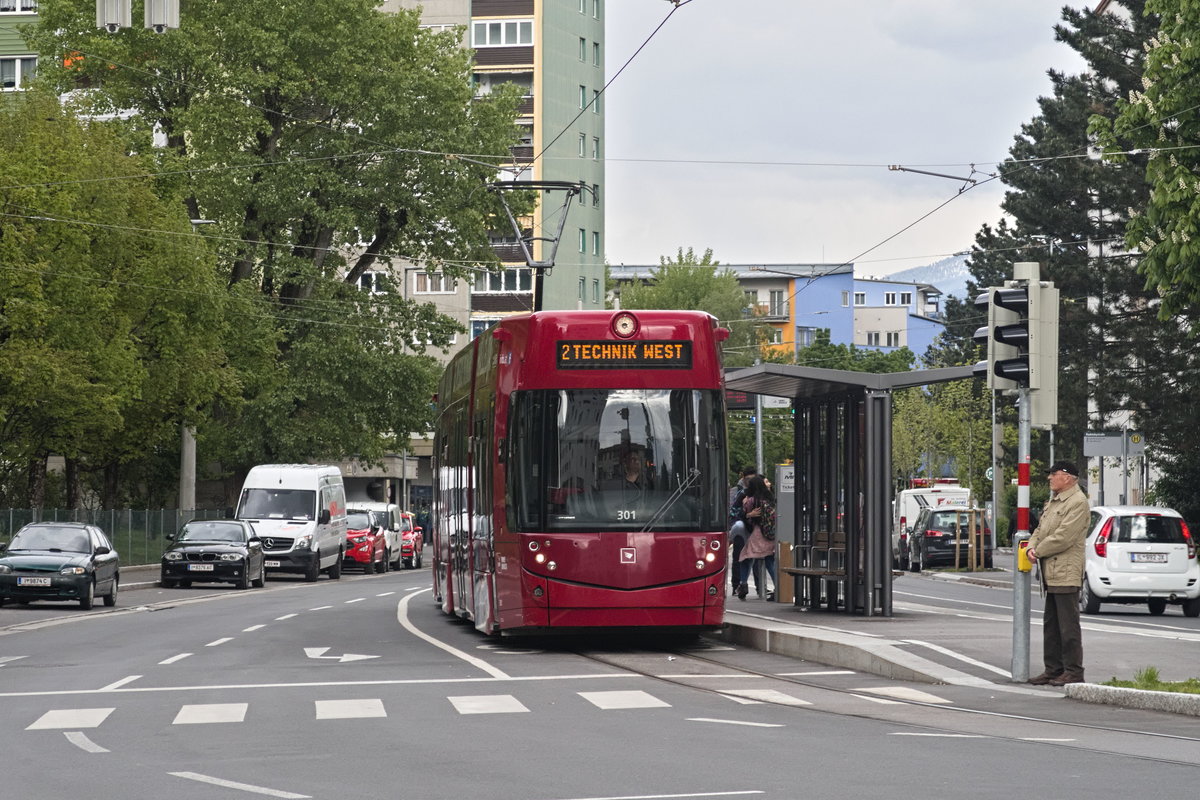 Innsbruck: Tw. 301 als Linie 2 nach Technik West an der Haltestelle Radetzkystraße. Aufgenommen 6.5.2019.