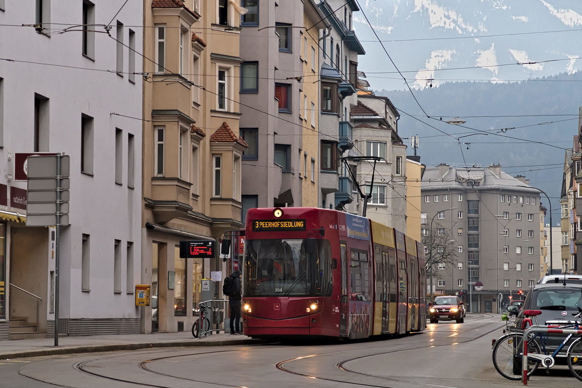 Innsbruck: Tw. 304 als Linie 3 noch an der Hst. Defreggerstraße, bevor dieser Streckenabschnitt zugunsten einer direkten Führung über die Amraser Straße aufgegeben wurde. Aufgenommen 2.3.2018.
