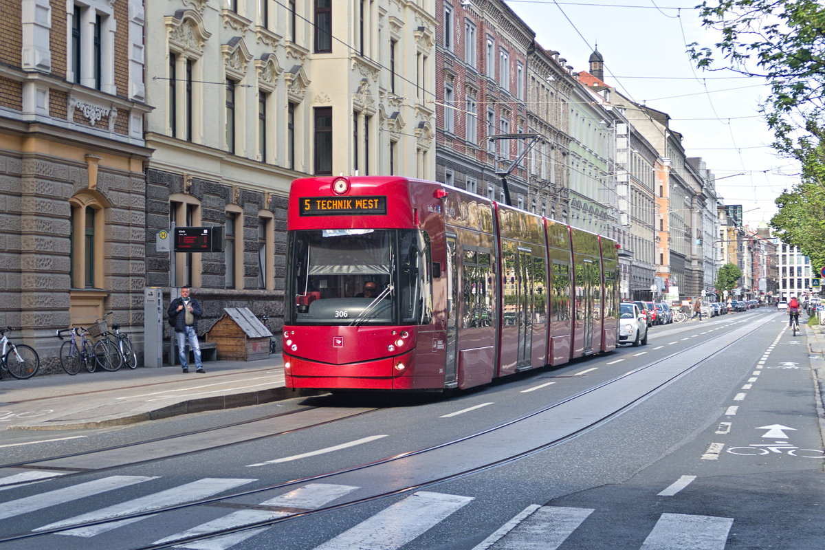 Innsbruck: Tw. 306 als Linie 5 an der Haltestelle Klinik/Universität. Aufgenommen 27.4.2020.