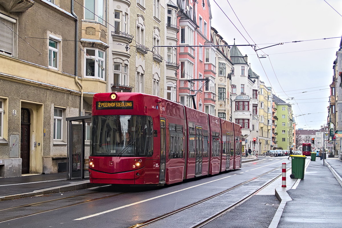 Innsbruck: Tw. 308 als Linie 2 der kürzlich eröffneten Straßenbahnstrecke, an der Haltestelle Defreggerstraße. Aufgenommen 3.2.2019.