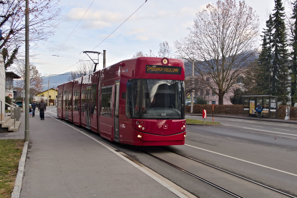 Innsbruck: Tw. 309 der Linie 3 in Anfahrt auf die Haltestelle Technik. Aufgenommen 3.12.2018.