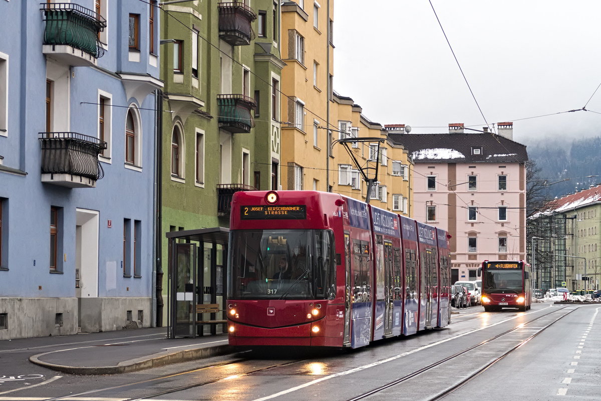 Innsbruck: Tw. 317 als Linie 2 der kürzlich eröffneten Straßenbahnstrecke, an der Haltestelle Rennerschule. Aufgenommen 3.2.2019.