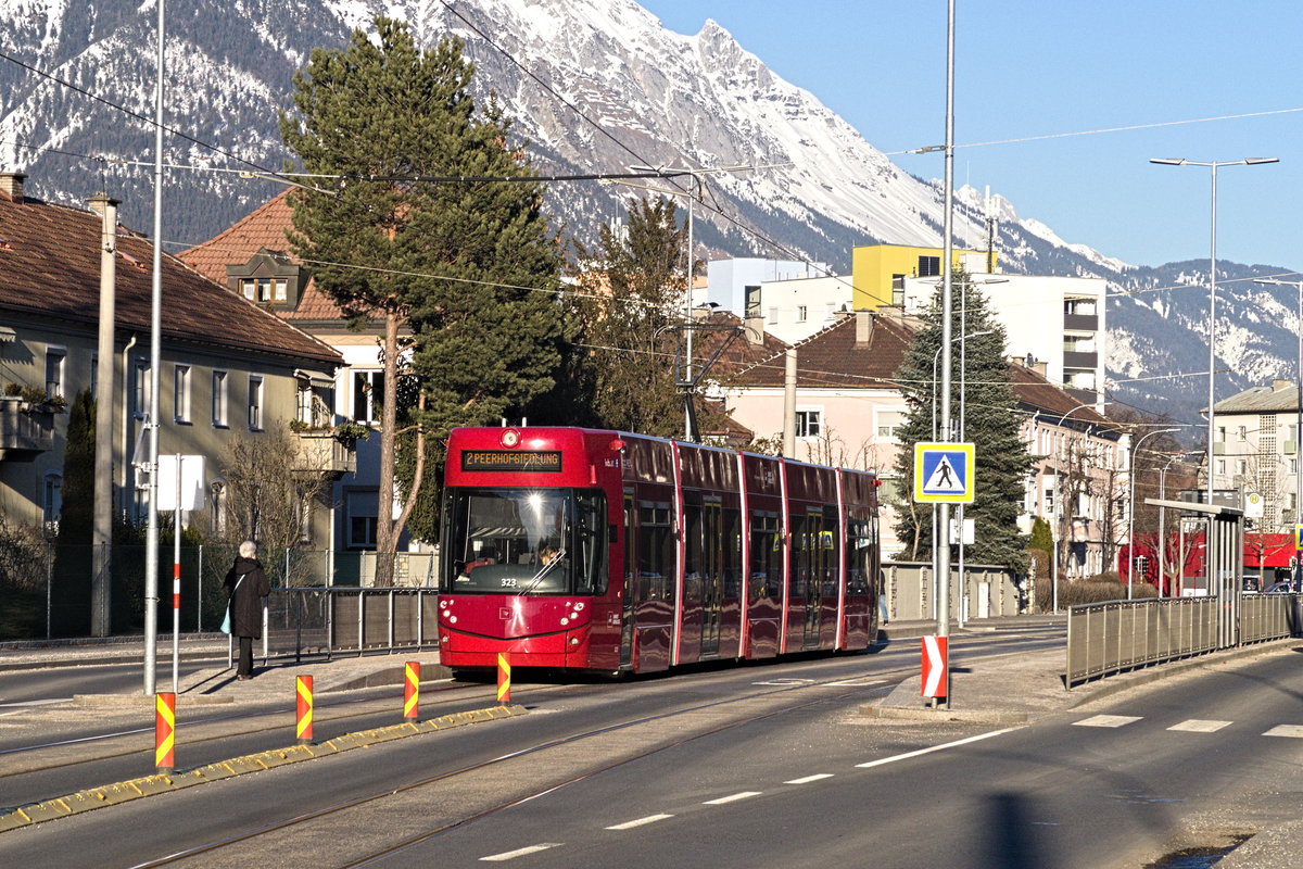 Innsbruck: Tw. 323 als Linie 2 der kürzlich eröffneten Straßenbahnstrecke, an der Haltestelle Mitterhoferstraße. Aufgenommen 3.2.2019.