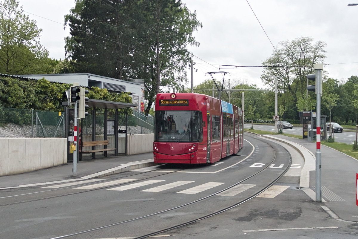 Innsbruck: Tw. 323 als Linie 5 an der Haltestelle Hochhaus Schützenstraße. Aufgenommen 29.4.2020.