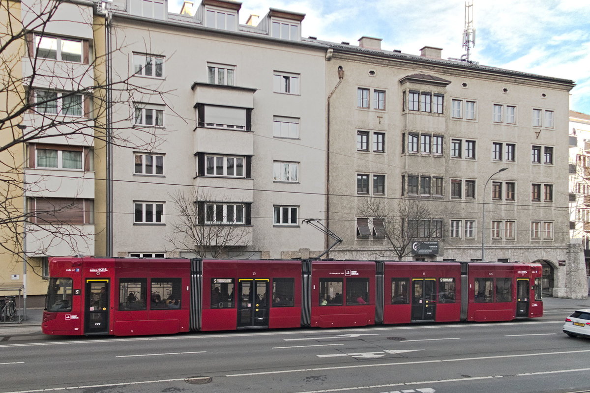 Innsbruck: Tw. 327 als Linie 5 in der Blasius-Hueber-Straße. Aufgenommen 20.2.2020.