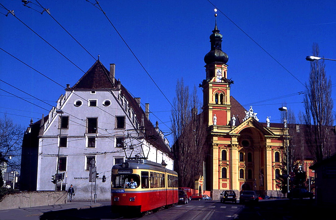 Innsbruck Tw 33 in der Pastorstrae, 20.02.1998.