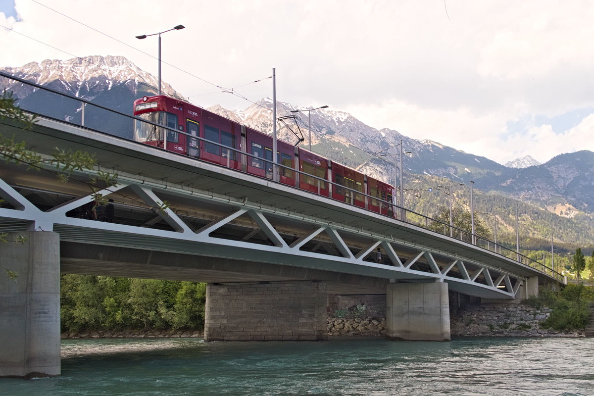 Innsbruck: Tw. 330 als Linie 2 auf der Grenobler Brücke. Benannt nach einer Partnerstadt von Innsbruck, wurde die bestehende Straßenbrücke über den Inn erweitert in Form einer kombinierten Straßenbahn- und Fußgänger/Radwegbrücke (im Unterdeck). Aufgenommen 26.4.2020.