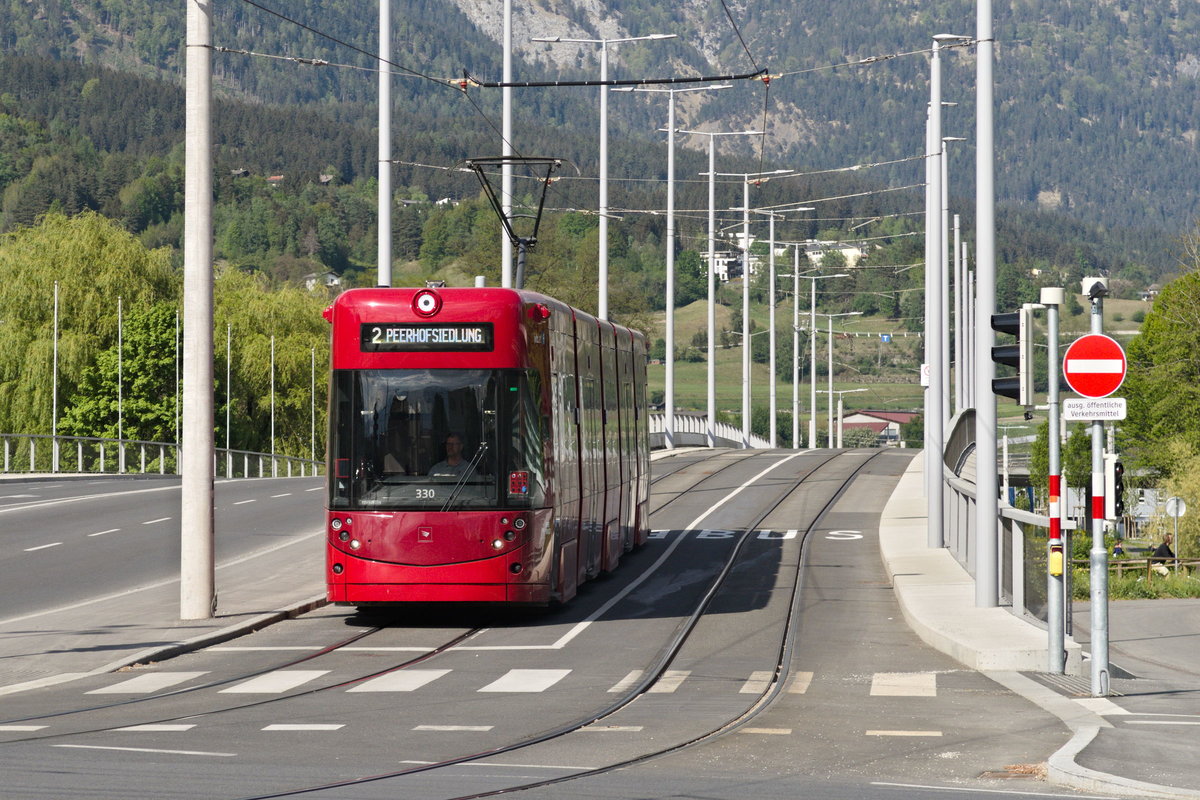 Innsbruck: Tw. 330 als Linie 2 auf der Grenobler Brücke. Aufgenommen 26.4.2020.