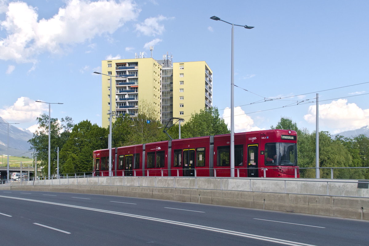 Innsbruck: Tw. 331 als Linie 2 auf der Grenobler Brücke. Aufgenommen 26.4.2020.