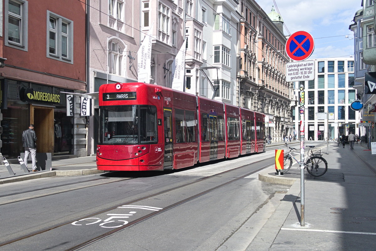 Innsbruck: Tw. 334 als Linie 3 an der Haltestelle Anichstraße/Rathausgalerien. Aufgenommen 27.4.2020.