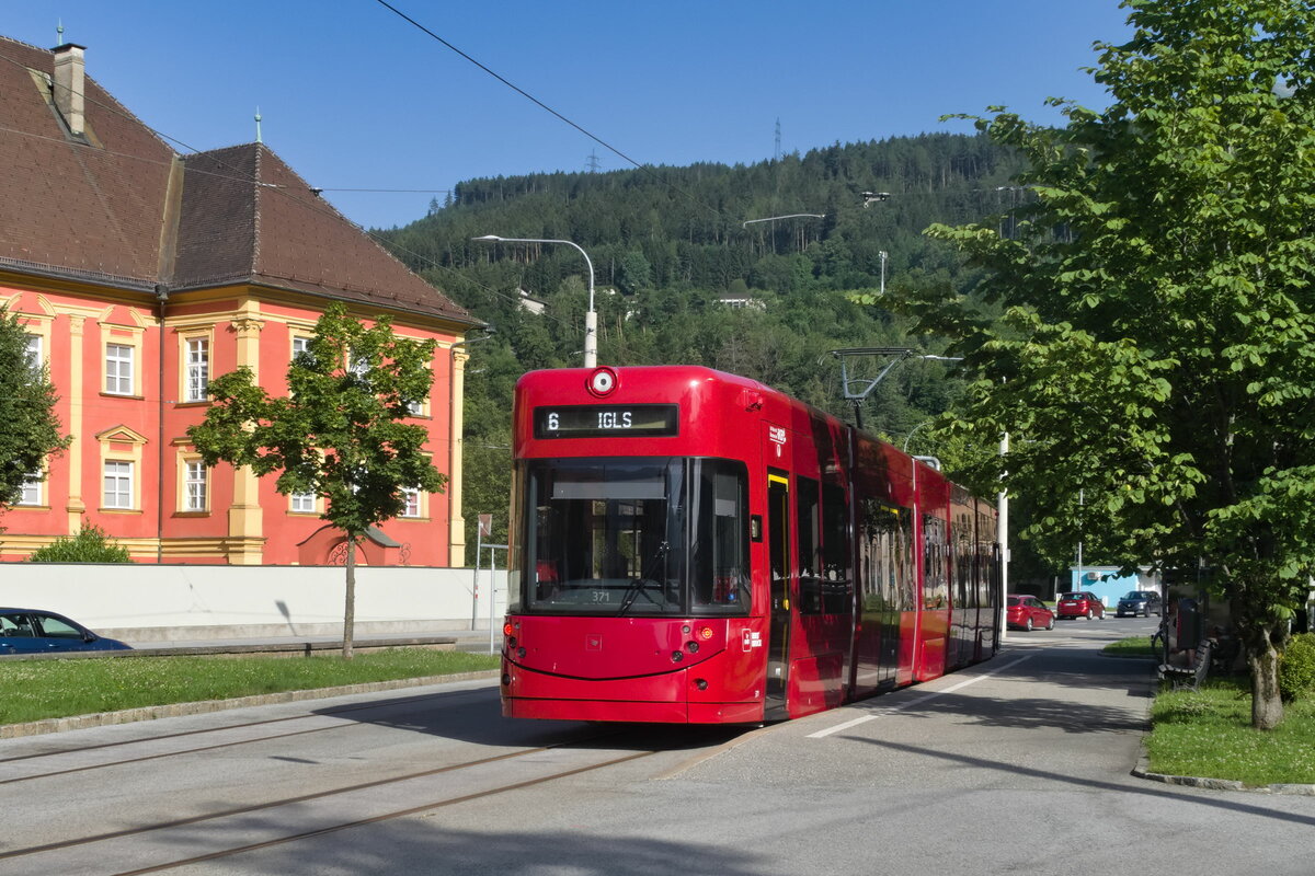 Innsbruck: Tw. 371 als Linie 6 an der Haltestelle Bergisel. Aufgenommen 18.6.2022.